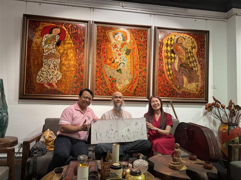 Hoa Si Trinh Thang trao Tang Sach Tranh Cho Nguyen Art Gallery