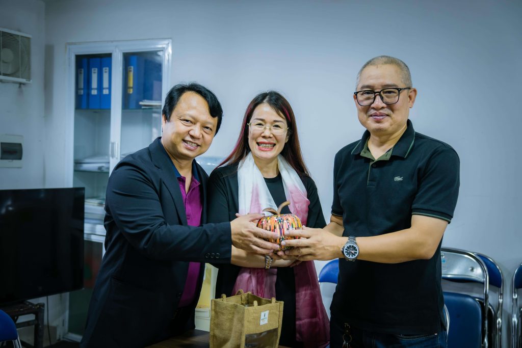 Nguyen Art Tham Gia Trien Lam 100 Dai hoc my thuat 6