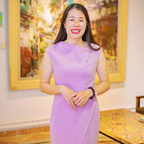 Nguyễn Thu Hà - giám đốc điều hành tại phòng trưng bày nghệ thuật
