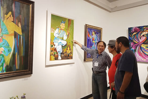 hỗ trợ nhân viên bán hàng tại triển lãm Nguyen Art