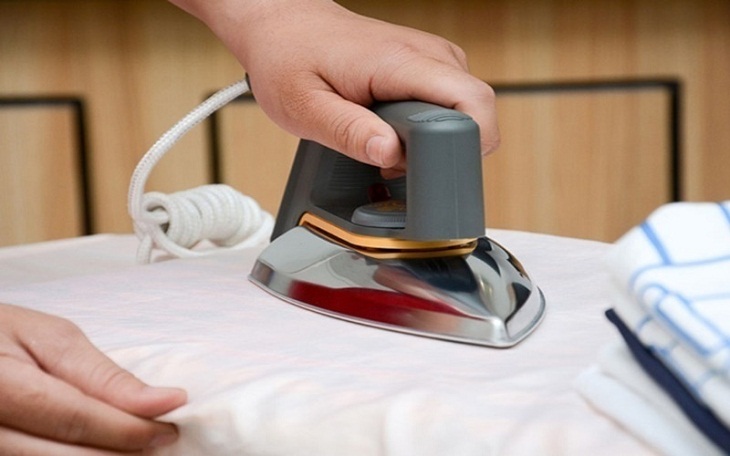 không để vật nóng tiếp xúc trực tiếp