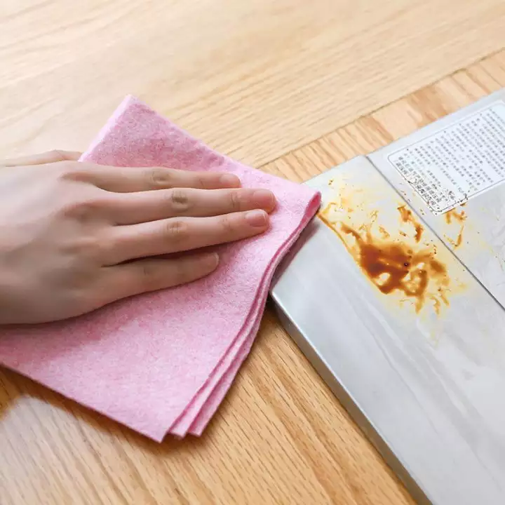 sử dụng khăn mềm để lau